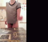 Maktab qizi oshxonada amini korsatib oynayabdi hamma korsiz seksuz